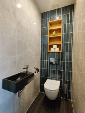 Toiletruimte op de eerste verdieping een nieuwe look mogen geven!