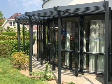 Pergola/zonwering in stijl te Lisse