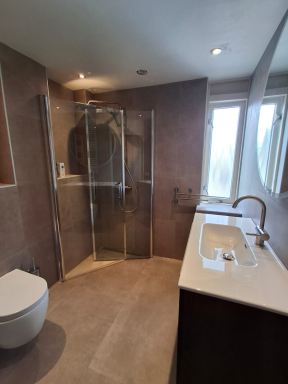 Badkamer Lisse met douchedeuren weggedraaid voor ruimte besparing
