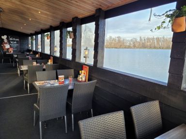 Renovatie terrasboot de Pannekoekenbakker Woudrichem