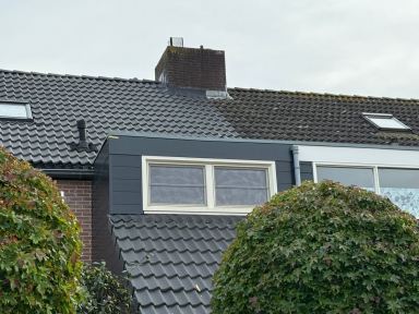 Aanbrengen gevelbekleding (keralit) in Almkerk