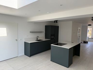 Volledige renovatie woning (woonkamer-badkamer - slaapkamers) inclusief plaatsen aanbouw in Oosterhout