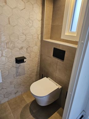 Toilet renovatie almere-haven  alleen nog open voegen afkitten