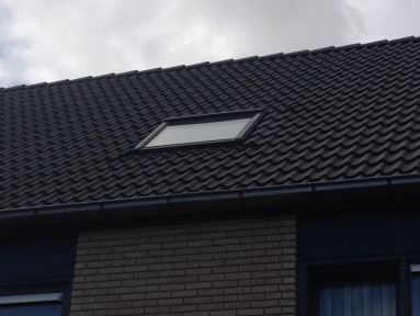 Dakvenster-Velux-geplaatst-zwartsluis