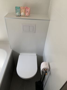 Badkamer renovatie in De Rips: De ruimte tussen de inloopdouche en het bad goed benut door het plaatsen van een toilet.