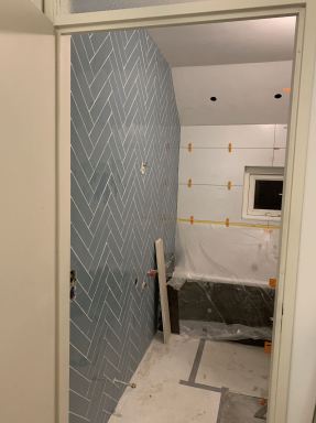 Badkamer renovatie in De Rips. Wandtegels in visgraad motief.