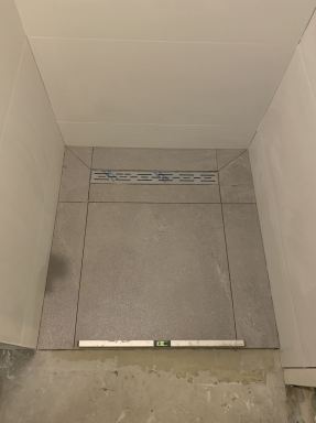 Badkamer renovatie in De Rips. Natte cel op afschot naar de drain afvoer.