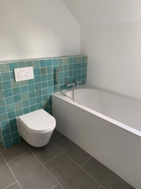 Badkamer renovatie in Corona tijd, Beek en Donk. Geschotelde 10x10 tegeltjes gecombineerd met pleisterwerk.