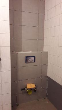 Vrijhangend toilet klaar en de tegels zitten er op..