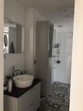 Woning renovatie Almere ( Badkamer, Toilet, Keuken, Laminaat vloeren, Schilderwerk.)