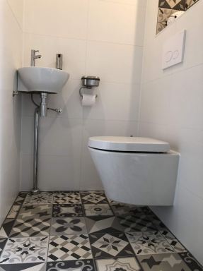 Nieuw toilet in zelfde stijl als badkamer te Almere