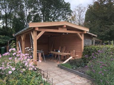 In Lelystad een zware douglas overkapping gemaakt met palen van 20 bij 20 cm 