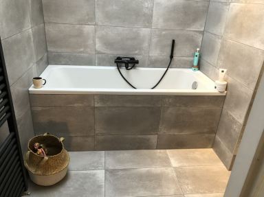 Badkamer renovatie in Lelystad met een lekker ligbad er in.