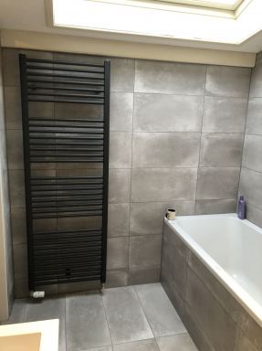 In Lelystad een mooie badkamer renovatie gedaan met zwarte sanitair en radiator