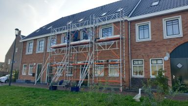 Schilderwerk aan verschillende huizen