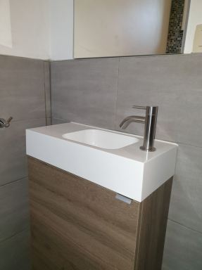 lavabo meubel met spiegel.