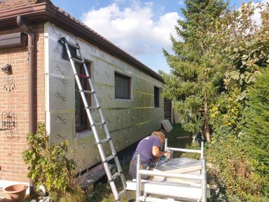 Buitengevel isoleren en afwerken in hout te Moerbeke.