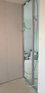 Plaatsen van geisoleerde wand zolder Belsele.