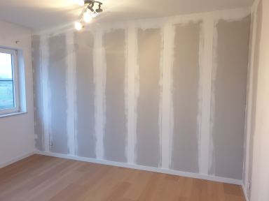 Afgewerkte wand klaar voor schilder,dit zal de klant zelf uitvoeren
Zolder renovatie te Belsele