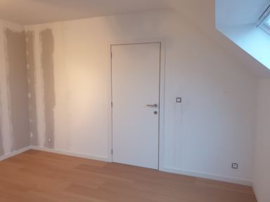Zolder renovatie in Belsele ,opdelen in 2 kamers plaatsen nieuwe deur en vloer.
