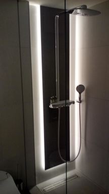 Douche voorzien van Schlueter Liprotec LED verlichting Lanaken.