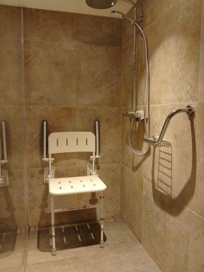 Badkamer gerealiseerd en voorzien van een mindervaliden douche te Lanaken