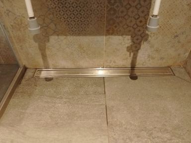 Badkamer gerealiseerd en voorzien van een mindervaliden douche te Lanaken