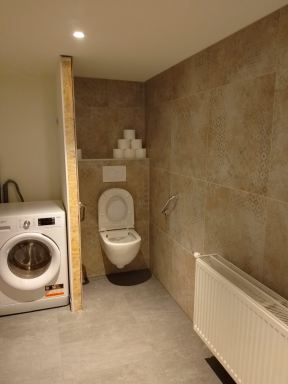 Badkamer gerealiseerd en voorzien van een mindervaliden douche te Lanaken