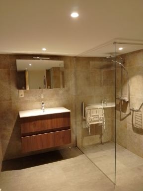 Badkamer gerealiseerd en voorzien van een mindervaliden douche te Lanaken