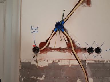 Aanpassen leidingwerk t.b.v. nieuwe keuken electra inbouwdozen plaatsen en nieuwe electradraad trekken.