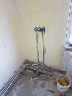 Extra inloopdouche met elektrische boiler op slaapkamer in  Best leidingwerk en easy drain douchegoot inloopdouche