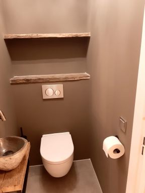 Toiletrenovatie met eikenmeubel in Best