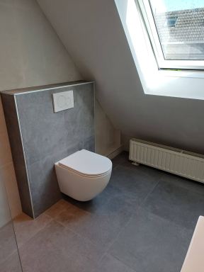 Badkamer met sunshower en met een schuine kap gemaakt in Oirschot