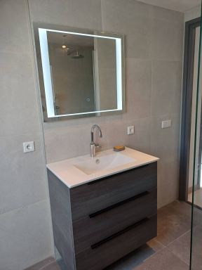 Badkamer met sunshower en met een schuine kap gemaakt in Oirschot