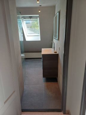 Badkamer met sunshower en met een schuine kap gemaakt in Oirschot