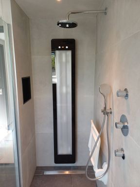 Badkamer met sunshower en met een schuine kap gemaakt in Oirschot