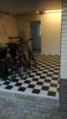 garage en bijkeuken betegeld en gestuct in Nuenen