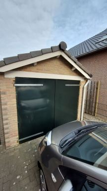 oude garage met laag punt dak