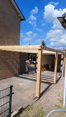 Carport tegen de garage en huis aan geplaatst. Gemaakt van Douglas hout