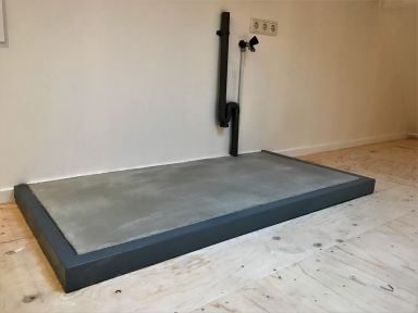 Beton gestord met een afwerking van een houten lijst. Afvoer en electra. Velp