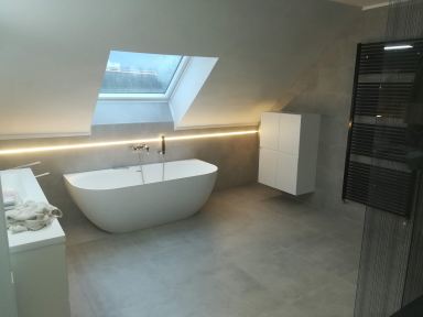 Badkamerrenovatie +velux vervanging te Maasmechelen