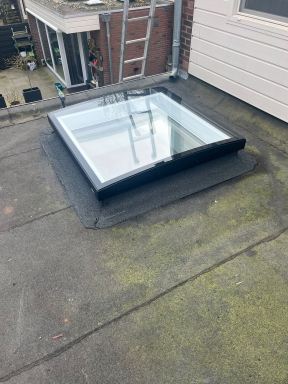 Velux dakkoepels geplaatst met verduisterende gordijnen op zonne-energie!