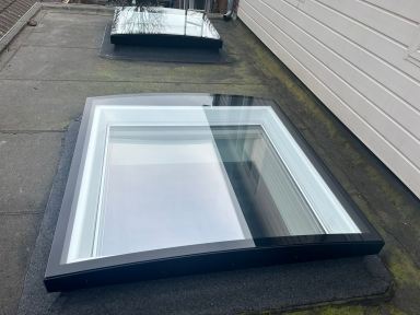 Velux dakkoepels geplaatst met verduisterende gordijnen op zonne-energie!