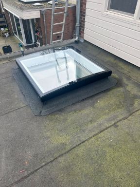 Velux dakkoepels geplaatst met verduisterende gordijnen op zonne-energie!