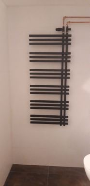 Badkamer renovatie / design radiator geïnstalleerd