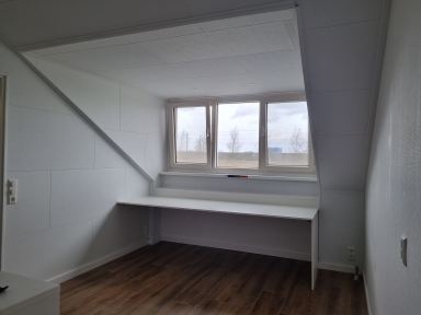 Dronten. Zolder renovatie met buro.