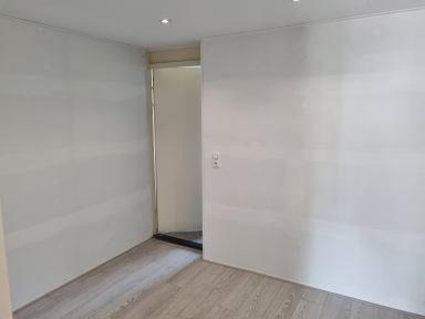 Dronten. Garage extra kamer. Deur naar de bijkeuken toe.