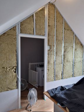 Isoleren met Rockwool steenwol 5cm dik.