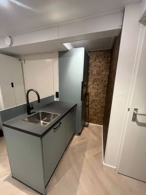 Kitchenette. Extra verlaagd plafond vanwege verplichte luchtcirculatie.