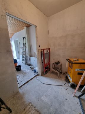 Dronten. Badkamer in voormalige garage.